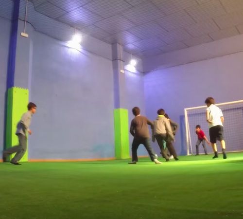 Sala de fiestas infantiles con campo de fútbol