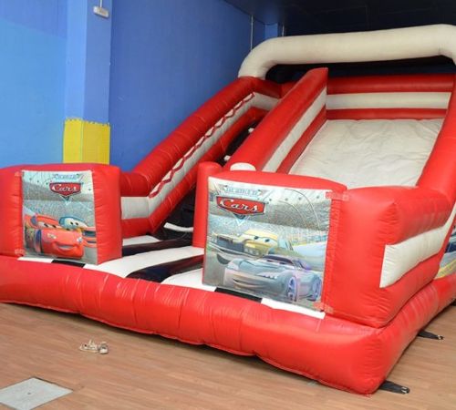 Sala de fiestas infantiles con tobogan hinchable