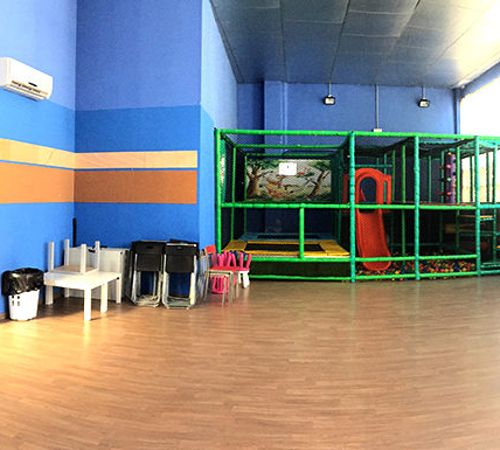 Sala de fiestas infantiles con parque de dos alturas